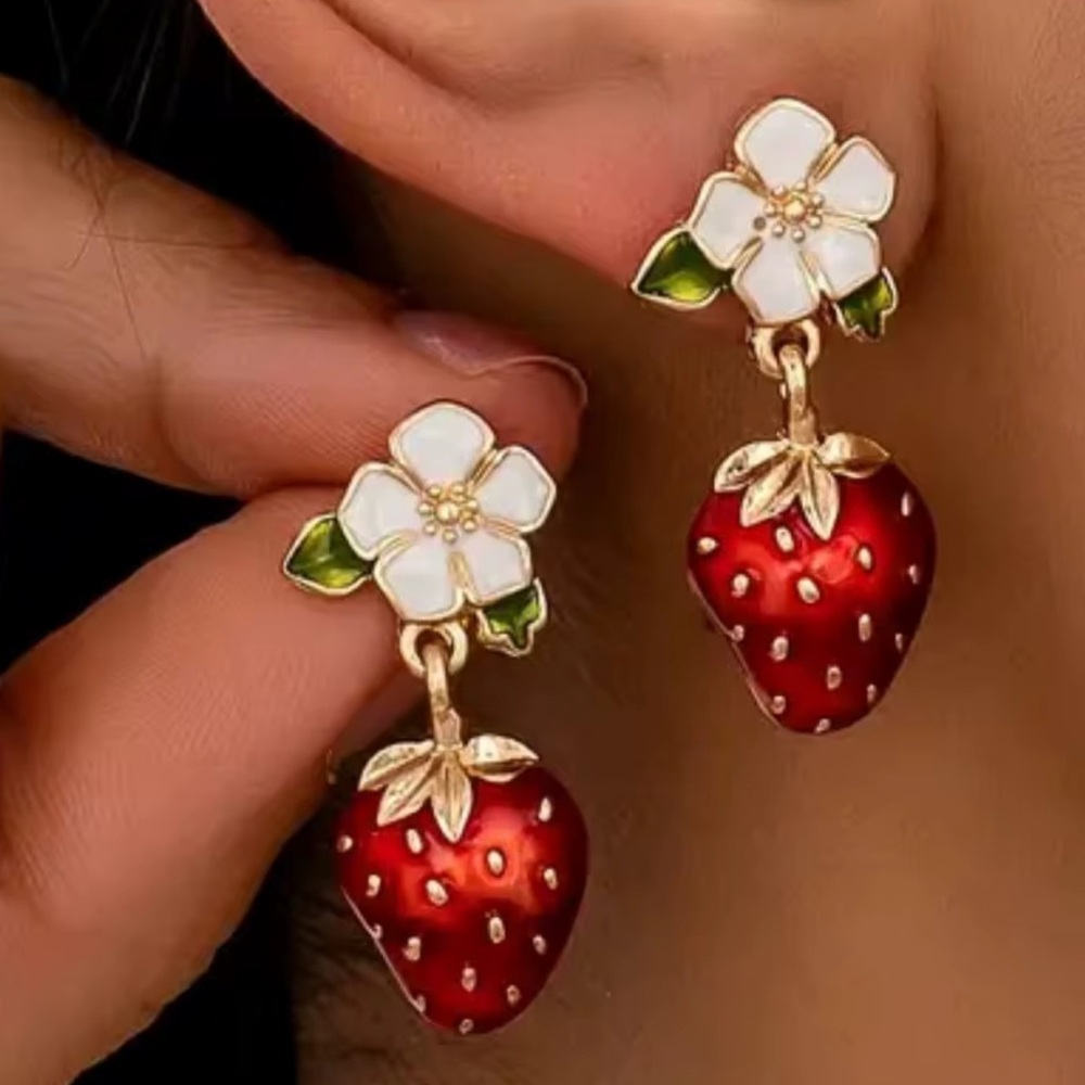 ♠️ KATE SPADE NEW YORK Gold Pendant Earrings With White Flower/Strawberry.
